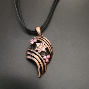 Elegant Black and Gold Pendant Necklace